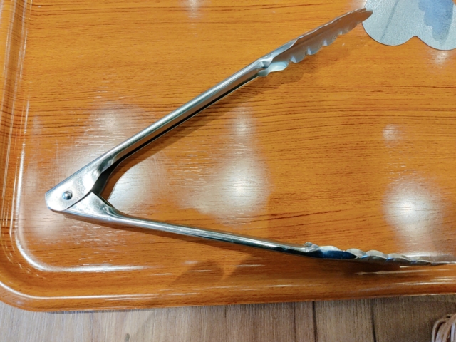 アンティークパン食べ放題　トング
